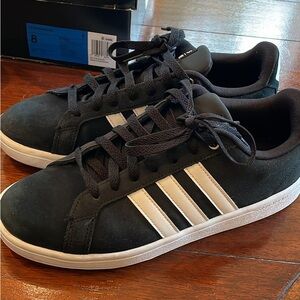Adidas men’s size 8 Black suede